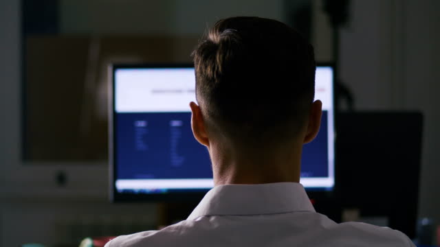 Vista-posterior-Hombre-navegando-por-sitios-de-Internet-en-Computer-Monitor.-Navegación-por-páginas-web,-concepto-de-búsqueda-de-información-en-Internet.