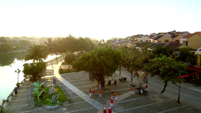 vista-aérea-de-la-gente-en-la-plaza-al-paisaje-urbano-de-Hoian