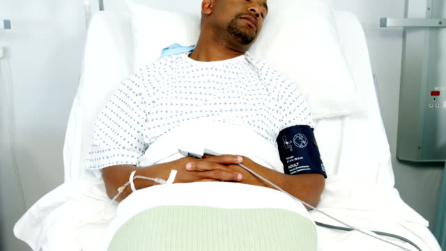 Männlicher-Patient-auf-Bett-liegend