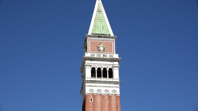 Turm-der-Kirche-oder-Gemeindegebäude