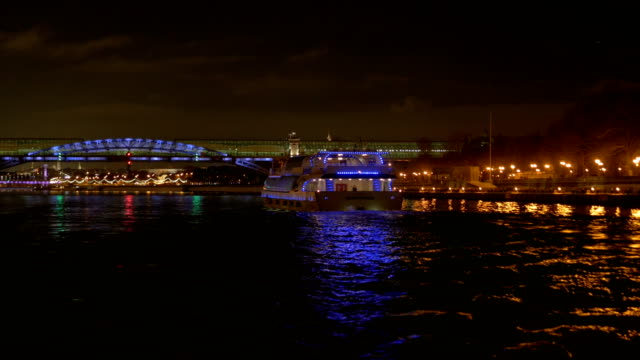 Das-Schiff,-geschmückt-mit-Lichtern,-schwebt-entlang-des-Flusses.