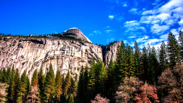 Time-Lapse---Puffy-nubes-en-la-cima-de-la-montaña-en-el-Parque-Nacional-de-Yosemite