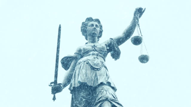 Statue-der-Gerechtigkeit-im-Schneesturm