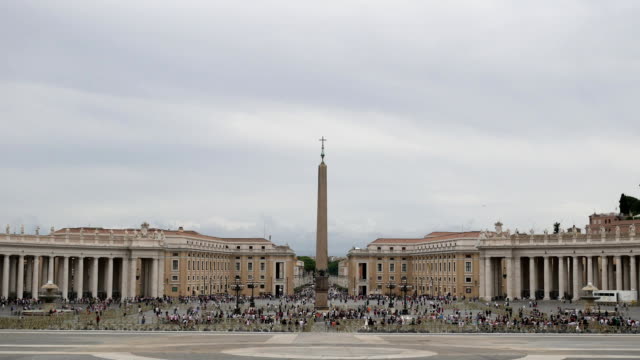 Plaza-de-San-Pedro-al-frente-de-la-Basílica-de-San-Pedro-en-la-ciudad-del-Vaticano,-Roma,-Italia.-Lapso-de-tiempo