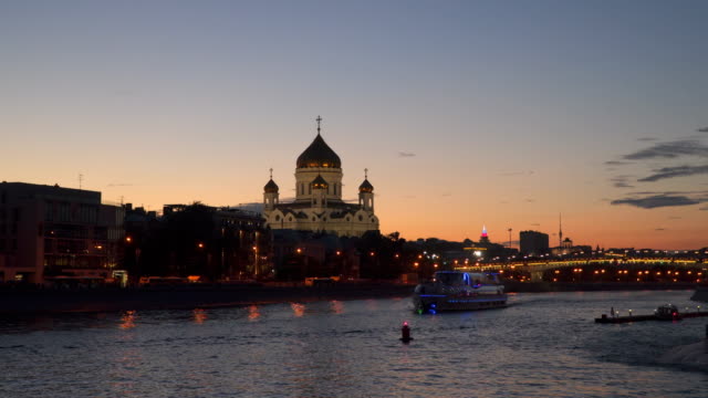 Beleuchtete-Vergnügensboot-segelt-über-Moskau-Fluss