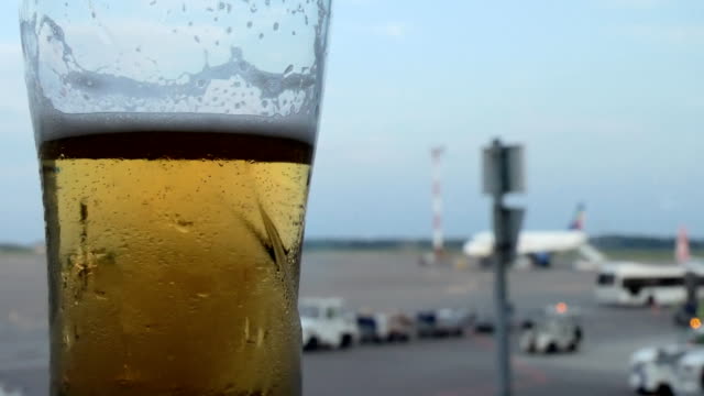 Vaso-de-cerveza-en-el-aeropuerto