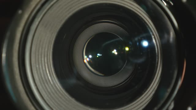 Video-Kamera-mit-zoom-Objektiv,-und-Blendung,-Drehungen,-Nahaufnahme