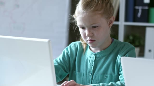 Junges-Mädchen-mit-Computer