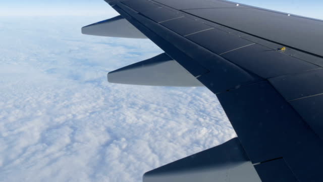 Vista-del-ala-de-un-avión-en-vuelo-sobre-las-nubes-de-aire-hermoso