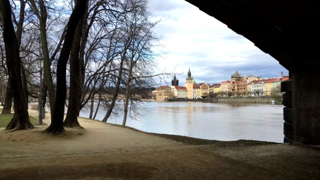 Blick-auf-Prag-unter-der-Brücke.