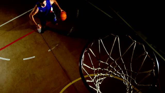 Männer-Basketball-Spieler-spielen-im-Hof-4k