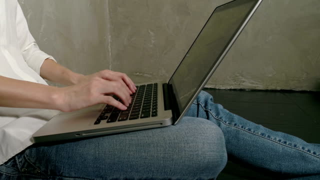 Freier-Mitarbeiter-weiblich-benutze-Laptop-im-Haus