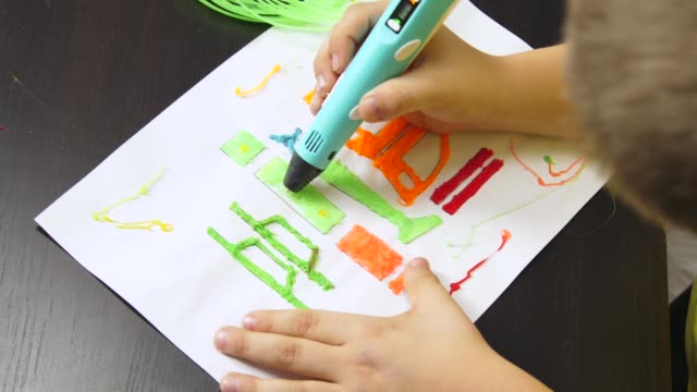 Kind-zeichnet-Details-des-Hubschraubers-mit-3D-Stift