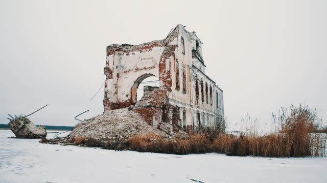 Zerstörte-orthodoxal-Kirche-in-der-Mitte-des-zugefrorenen-See-mit-Schnee-bedeckt