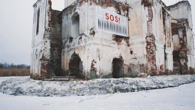 Edificio-Catedral-abandonado-en-medio-del-lago-helado-cubierto-de-nieve