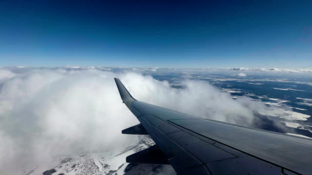Flug-in-einem-Flugzeug.-Flügel-eines-Flugzeugs-in-den-Wolken.-Blick-vom-Flugzeug