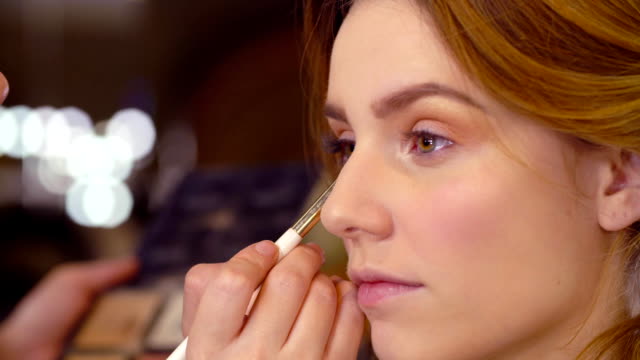 The-makeup-artist-applying-eyeshadow