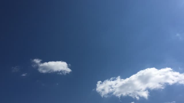 White-Cloud-verschwinden-in-der-heißen-Sonne-am-blauen-Himmel.-Cumulus-Wolken-Form-gegen-strahlend-blauem-Himmel.-Time-Lapse-Bewegung-Wolken-blauer-Himmelshintergrund.