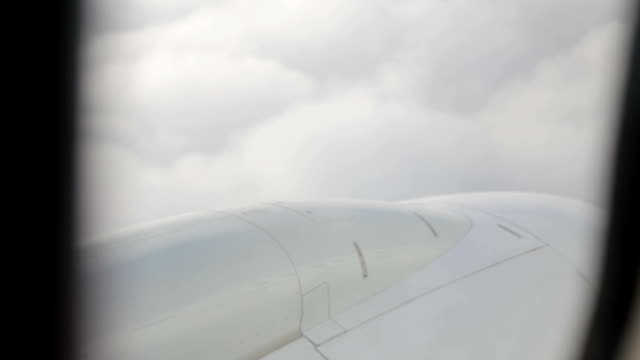 Nubes-por-la-ventana-de-un-avión-jet