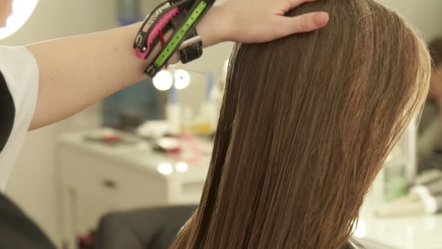 Hairstylist-combing-wet-hair-before-woman-haircut-in-hairdressing-salon.-Close-up-female-hairstyle-in-beauty-salon.-Hairdresser-preparing-to-haircutting-long-hair