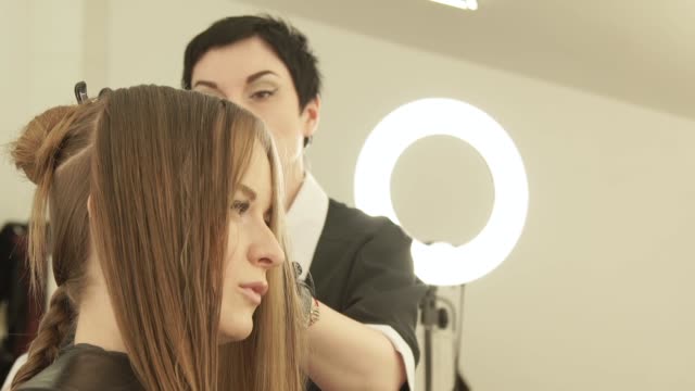 Friseur-weibliche-Haare-zu-kämmen,-während-des-Schneidens-im-Beauty-Salon.-Friseur-Friseursalon-weiblichen-Haarschnitt-bei-hautnah