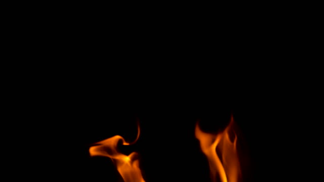 helles-Feuer-eines-Feuers-mit-Funken-auf-schwarzem-Hintergrund