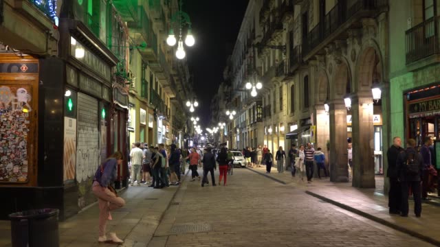 Menschen-gehen-in-einer-Nacht-Straße
