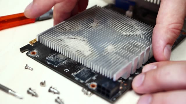Staub-am-Kühler-zur-Kühlung-von-Chip-und-Prozessor-auf-der-Grafikkarte