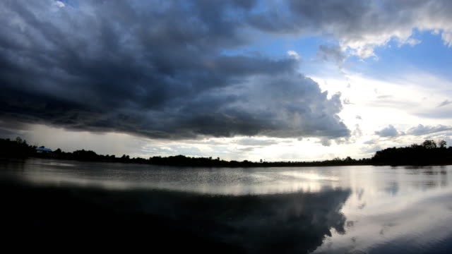 Licht-im-Dunkel-und-dramatisch-Gewitterwolken-Hintergrund,-schwarze-Cumuluswolken-vor-Beginn-eines-starken-Sturms