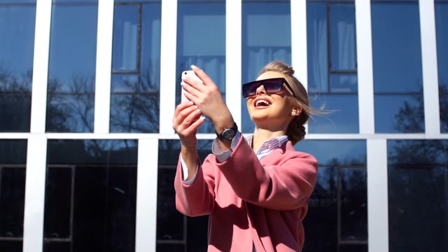 Selfie-vor-den-ultra-modernen-Wolkenkratzern.-Seite-Ansicht-Porträt.-Goldene-Jugend