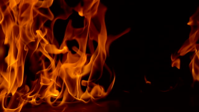 Flammen-des-Feuers-auf-schwarzem-Hintergrund-in-Zeitlupe