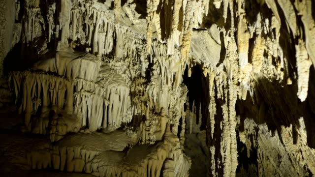 stalactites-in-the-cathedral-room-of-lewis-and-clark-caverns