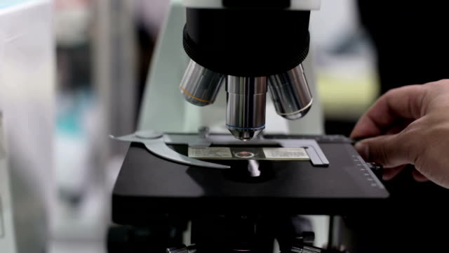 Arzt-im-Labor-arbeitet-mit-einem-Mikroskop