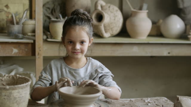 Kleines-Mädchen-Töpfern-Keramik-Klasse