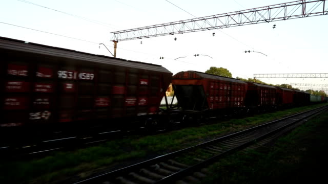 Transporte-de-carga-del-tren-ferroviario.-Tiro-en-movimiento.