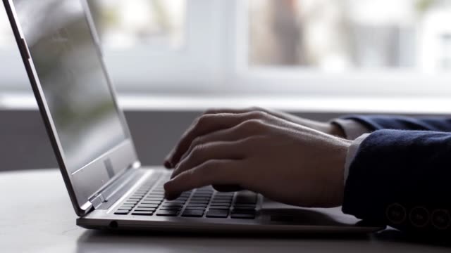 Hombre-escribiendo-en-su-computadora-portátil