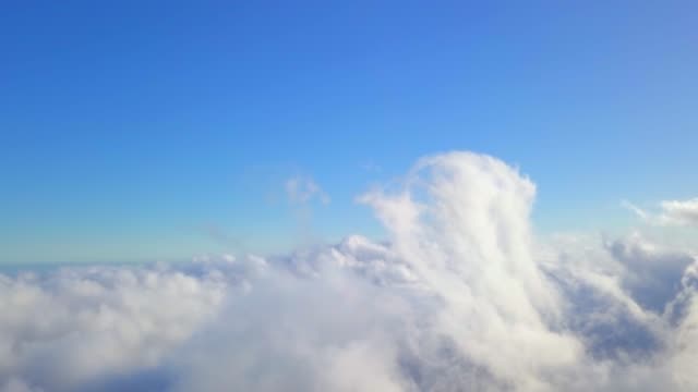 Fliegen-mit-4k-durch-Wolken