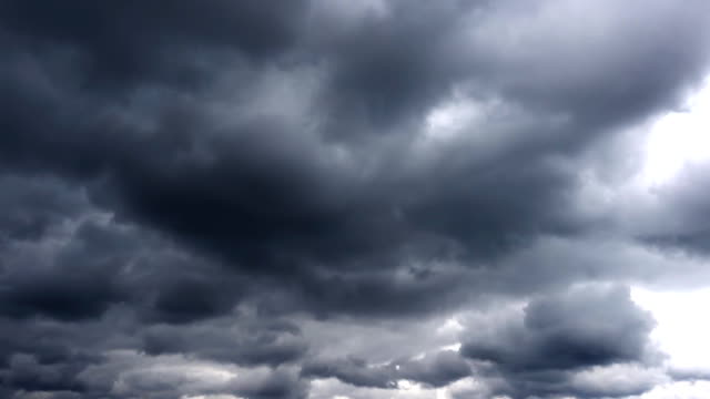 Nubes-tempestuoso-cinemática-oscura-épica-Timelapse