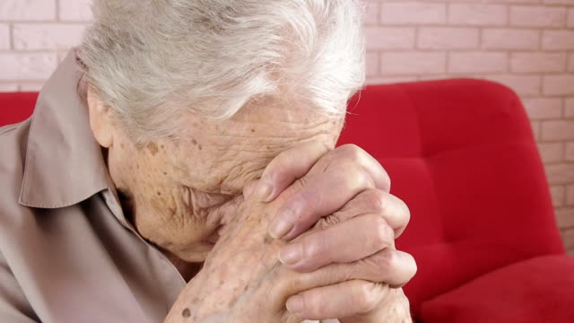 The-elderly-is-praying.