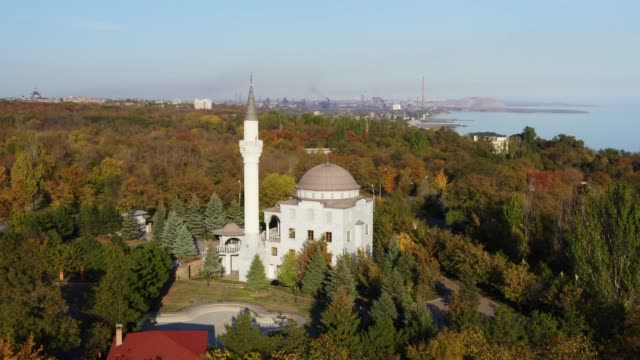 Moschee-unter-Herbst-Bäume.-Luftbild-Drohne-Filmmaterial