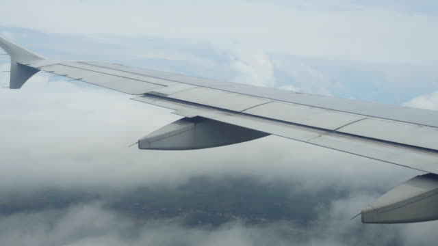 El-ala-de-la-aeronave-al-aterrizar-para-parada-en-un-día-de-mal-tiempo-en-la-nube