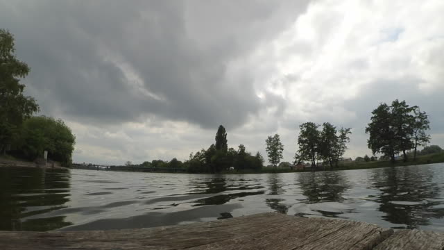Schnelle-video-Zeitraffer-Landschaft-Pier-Fluss-Himmel-Wolken-Bäume-Sommer.
