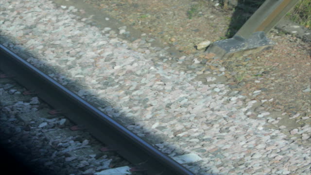 Blick-auf-den-Schienen-aus-dem-Fenster-des-beweglichen-Zug