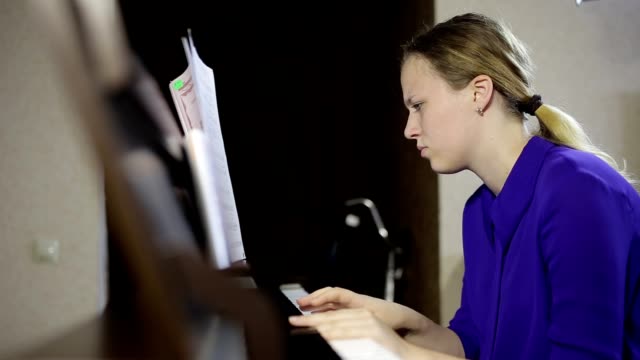 Teen-Girl-spielt-auf-der-Tastatur-des-digital-Pianos.