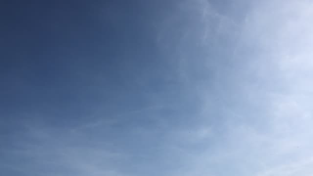 Schönheit-Wolken-blauer-Himmel-im-Hintergrund.-Bewölkter-Himmel.-Blauer-Himmel-mit-Wolken-Wetter,-Natur-Wolke.-Weiße-Wolken,-blauer-Himmel-und-Sonne.