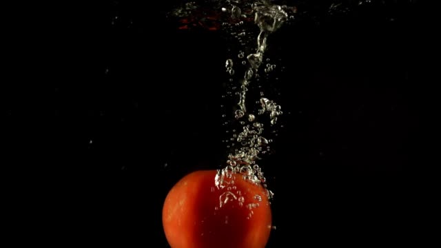 Tomaten-in-Wasser-fallen.-Slow-Motion.