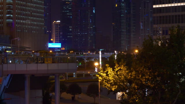 Nacht-erleuchtet-shanghai-Stadtverkehrs-Platz-Fußgängerbrücke-Panorama-4k-China