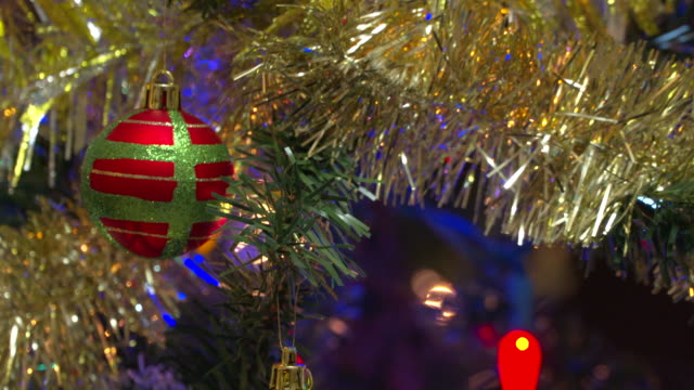 Weihnachtsbaum,-hängende-Ornamente-schwenken-und-neigen.-4K-UHD