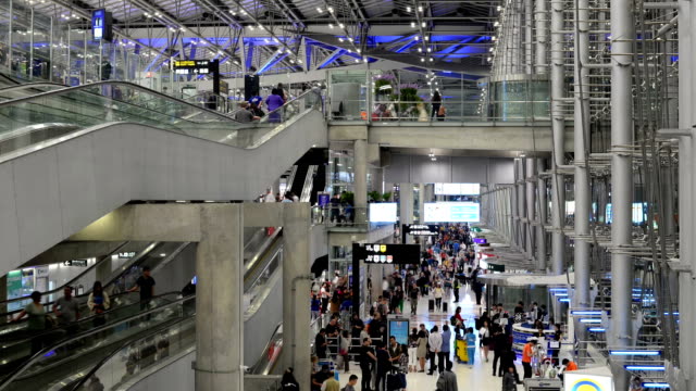 Zeitraffer-der-Touristen-in-Bangkok-Suvarnabhumi-Flughafen-terminal-Gebäude