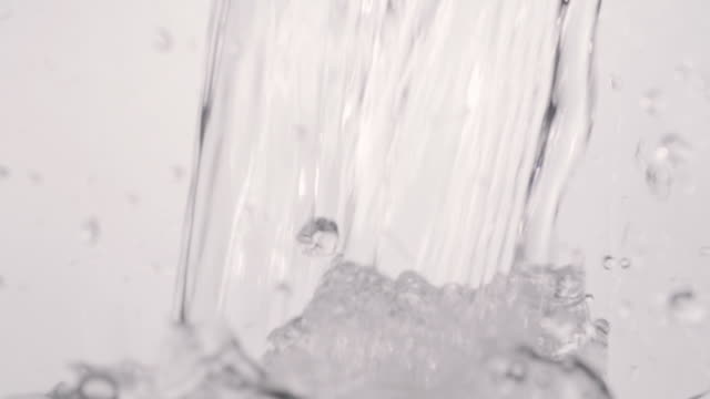 Kristallklares-Wasser-eingießen-in-Glas-Slow-Motion